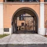 ...che sovrasta il grande cancello di ingresso